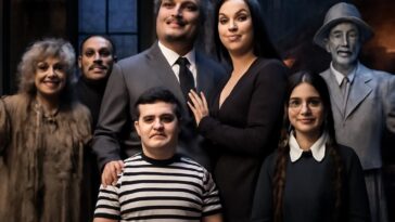 Montagem encanta público com humor sombrio e afeto sincero na icônica história da família excêntrica