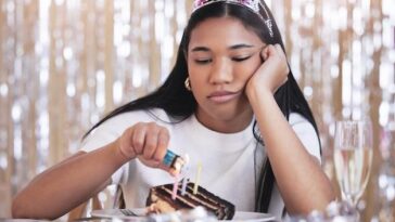 A cantora celebra a maternidade com estilo e confiança, irradiando amor e poder para a comunidade LGBTQIA+