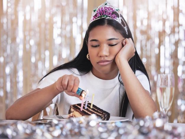A cantora celebra a maternidade com estilo e confiança, irradiando amor e poder para a comunidade LGBTQIA+