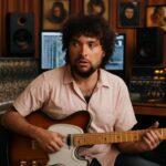 Conheça as músicas icônicas produzidas por Benny Blanco que marcaram gerações e inspiram a cena LGBTQIA+.