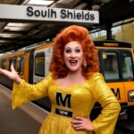 Artista LGBTQIA+ homenageia o icônico transporte do nordeste da Inglaterra com look inspirado no metrô amarelo e preto