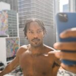 Ícone pop mostra corpo em forma e conquista corações com sua autenticidade e charme irresistível