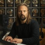 Descubra as canções icônicas escritas pelo produtor que moldou gerações e conquistou o mundo pop