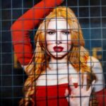 Supermodelo surpreende com vestido transparente e acessórios que dividem opiniões no mundo da moda e LGBTQIA+