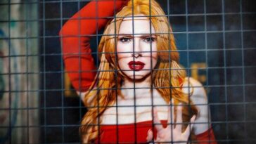 Supermodelo surpreende com vestido transparente e acessórios que dividem opiniões no mundo da moda e LGBTQIA+