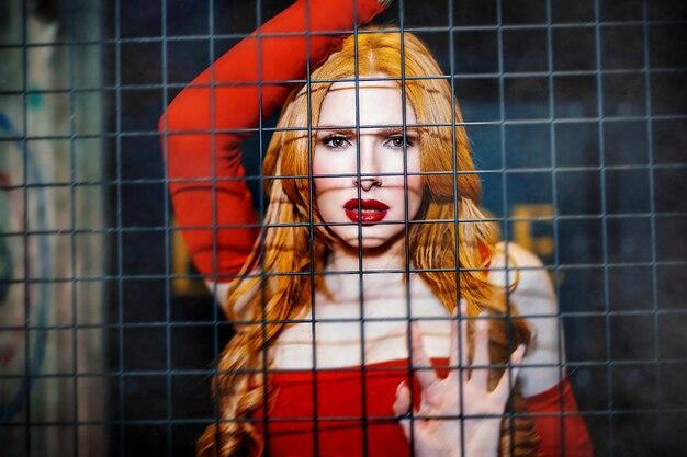 Supermodelo surpreende com vestido transparente e acessórios que dividem opiniões no mundo da moda e LGBTQIA+