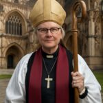 Sarah Mullally: primeira mulher à frente da Igreja da Inglaterra 12 Após 105 homens, Mullally assume liderança da Igreja Anglicana com voz progressista e apoio à causa LGBTQIA+