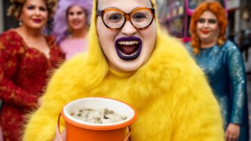 Estrela de Drag Race UK enfrenta meningite e recebe apoio financeiro para recuperação