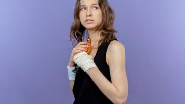 Cantora compartilha com fãs lesão no joelho após queda e emociona com mensagem de superação