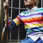 Do icônico vampiro pansexual Eric Northman ao filme Pillion, conheça a trajetória queer do astro sueco