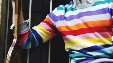 Do icônico vampiro pansexual Eric Northman ao filme Pillion, conheça a trajetória queer do astro sueco