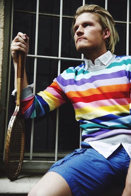 Do icônico vampiro pansexual Eric Northman ao filme Pillion, conheça a trajetória queer do astro sueco