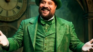 Ator e cantor se junta ao elenco do musical que celebra identidade e diversidade no teatro paulista