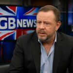 Canal conservador violou regras ao comparar LGBTQIA+ a abusadores, mas recebeu apenas advertência após pedido de desculpas