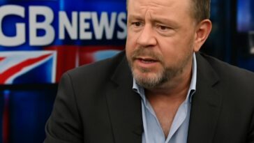 Canal conservador violou regras ao comparar LGBTQIA+ a abusadores, mas recebeu apenas advertência após pedido de desculpas