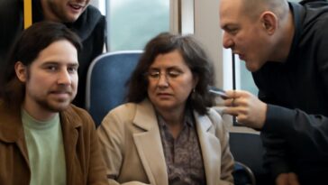 Rosie Jones e Lee Peart enfrentam violência verbal e agressão física em viagem, destacando luta por direitos LGBTQIA+ e pessoas com deficiência