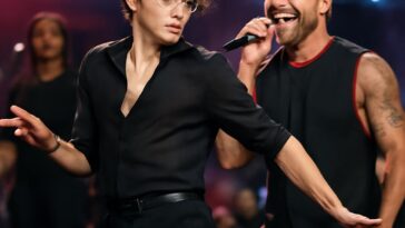 Com 17 anos, Tino surpreende público ao brilhar no palco ao lado do pai, símbolo de orgulho e representatividade LGBTQIA+