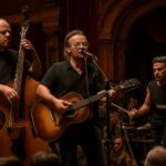 Lendas do folk-punk entregam show intimista e repleto de instrumentos únicos para fãs apaixonados