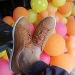 Descubra como o tênis Hoka, usado por Taylor Swift, virou tendência entre celebridades e está com preço especial