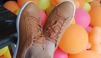 Descubra como o tênis Hoka, usado por Taylor Swift, virou tendência entre celebridades e está com preço especial