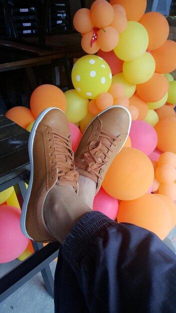 Descubra como o tênis Hoka, usado por Taylor Swift, virou tendência entre celebridades e está com preço especial