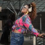 A cantora transforma o SPFW em um espaço de expressão e ritmo, unindo música eletrônica e estilo LGBTQIA+ em São Paulo