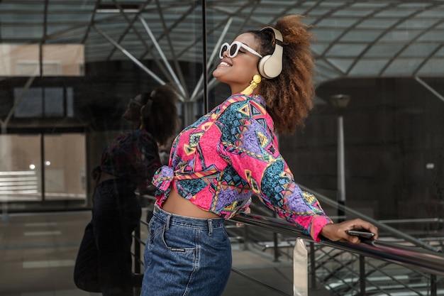 A cantora transforma o SPFW em um espaço de expressão e ritmo, unindo música eletrônica e estilo LGBTQIA+ em São Paulo