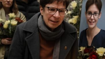 Comunidade LGBTQIA+ de Nantes celebra memória de Caroline Granjean, que se suicidou após sofrer assédio