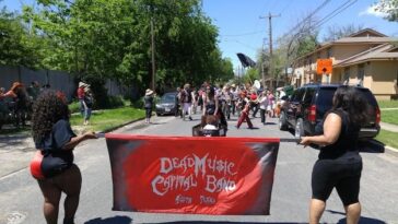 A estrela pop celebra sua vitória no Grammy com um concerto inesquecível e cheio de representatividade LGBTQIA+