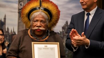 Líder indígena recebe prêmio internacional em evento com grandes nomes da cultura e ativismo mundial