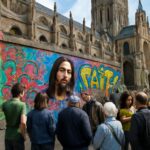 Instalação com apoio do reitor gay provoca reações intensas ao questionar amor, ódio e espiritualidade