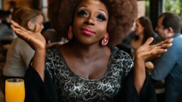 Drag queen e estrela do OUT 100 rebate o medo da 'agenda drag' com humor e autenticidade