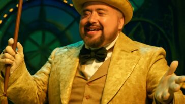 Ator e ex-BBB celebra estreia emocionante no espetáculo que encanta a Broadway