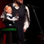 Filho de David e Victoria conquista espaço na música e emociona com declaração à namorada brasileira