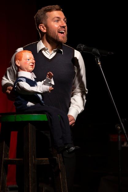 Filho de David e Victoria conquista espaço na música e emociona com declaração à namorada brasileira