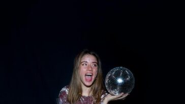 A diva pop apresenta uma produção grandiosa e íntima que celebra sua carreira e conexão com o público LGBTQIA+