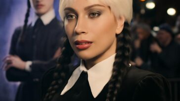 A estrela transbordou talento na série da Netflix com atuação icônica e tema musical exclusivo