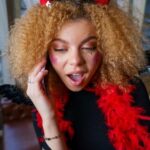 Em Seattle, a estrela trans de RuPaul's Drag Race emociona fãs com momento de amor e representatividade LGBTQIA+