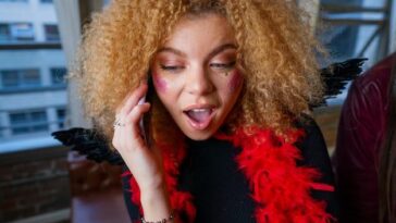 Em Seattle, a estrela trans de RuPaul's Drag Race emociona fãs com momento de amor e representatividade LGBTQIA+