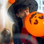 Drag queen celebra criatividade e entrega festa temática que conquista o público LGBTQIA+