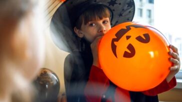 Drag queen celebra criatividade e entrega festa temática que conquista o público LGBTQIA+