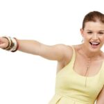 Brincos e pulseiras se tornam simbolo de sororidade e amor entre mulheres na cultura pop