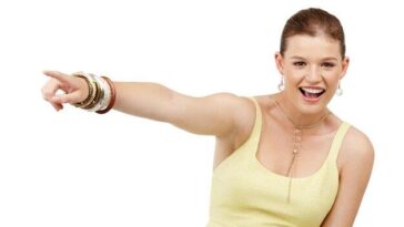 Brincos e pulseiras se tornam simbolo de sororidade e amor entre mulheres na cultura pop