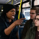 Vídeo viral mostra passageira agredindo verbalmente outro usuário com discurso de ódio e ameaças