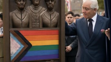 Rei Charles III inaugura escultura que celebra e reconhece a luta dos militares LGBTQIA+ no Reino Unido