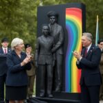 King Charles III dedica monumento que honra tropas LGBTQIA+ e reconhece luta contra discriminação nas forças armadas
