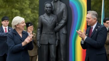 King Charles III dedica monumento que honra tropas LGBTQIA+ e reconhece luta contra discriminação nas forças armadas