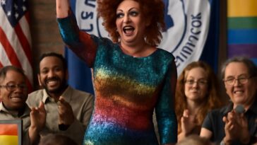 União da educação de Nova Jersey celebra a arte drag em convenção durante corrida ao governo estadual