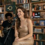 Cantora revisita sucessos e emociona público em apresentação intimista no Tiny Desk Brasil