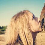 Apresentadora protagoniza momento carinhoso com sua vaca Anitta e revela conexão afetiva com os animais do seu sítio